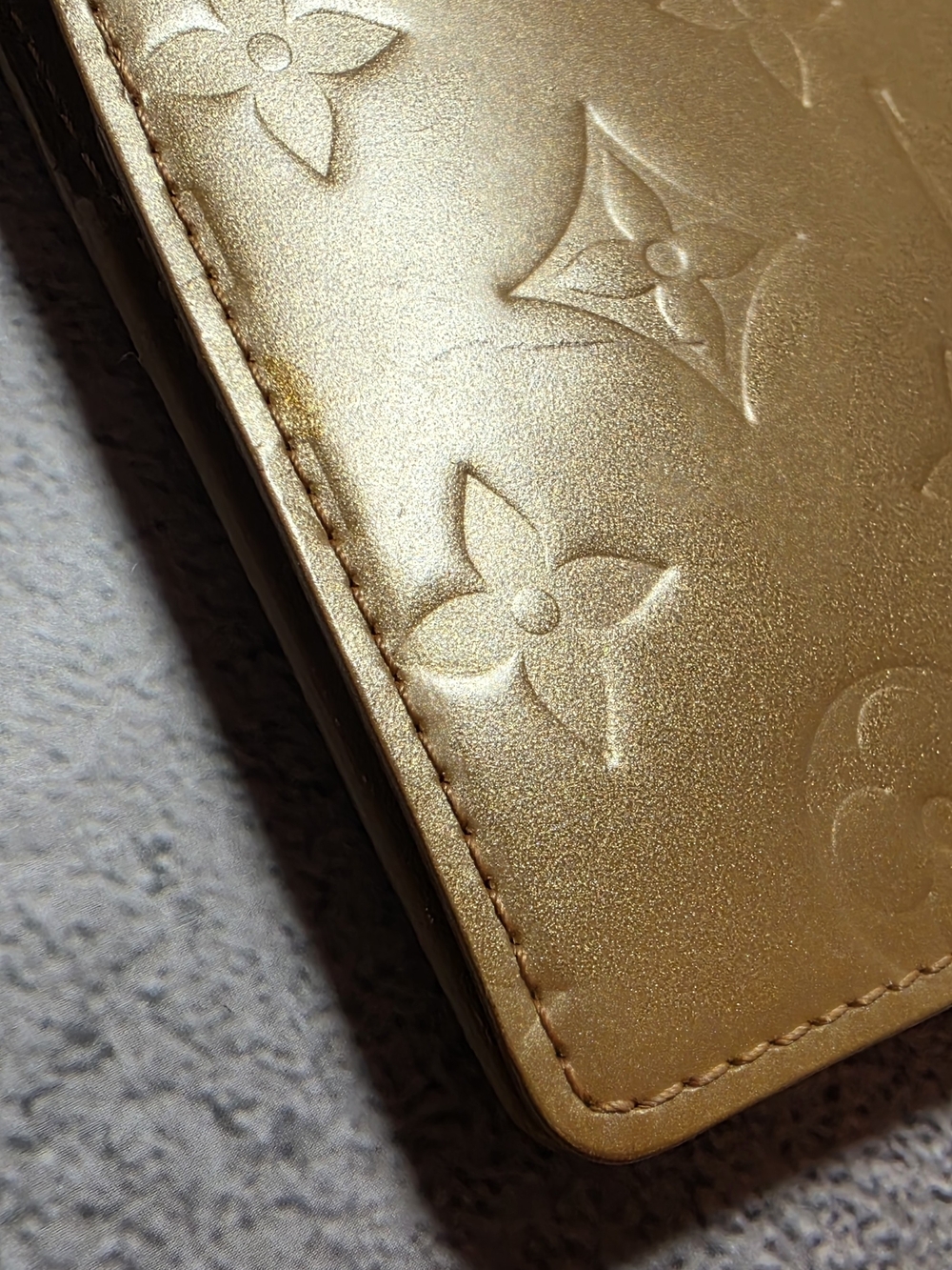 Louis Vuitton Gold Embossed Monogram Vernis Compact Agenda Cover - Picture 11 of 16